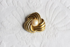 VINTAGE FAUX PEARL GOLD TONE KNOT BROOCH
