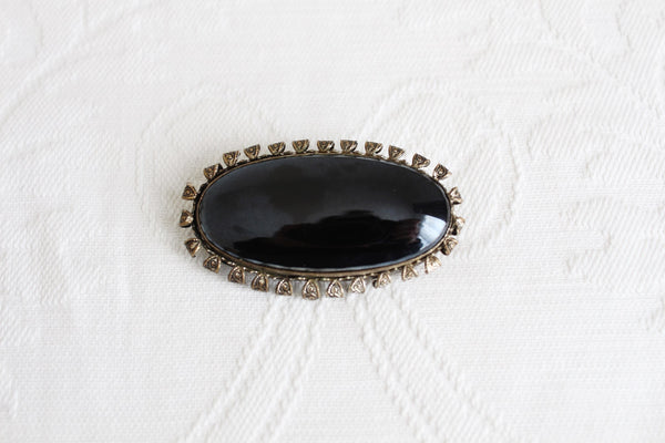 VINTAGE BLACK STONE OVAL FRAME BROOCH