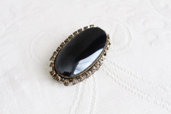 VINTAGE BLACK STONE OVAL FRAME BROOCH