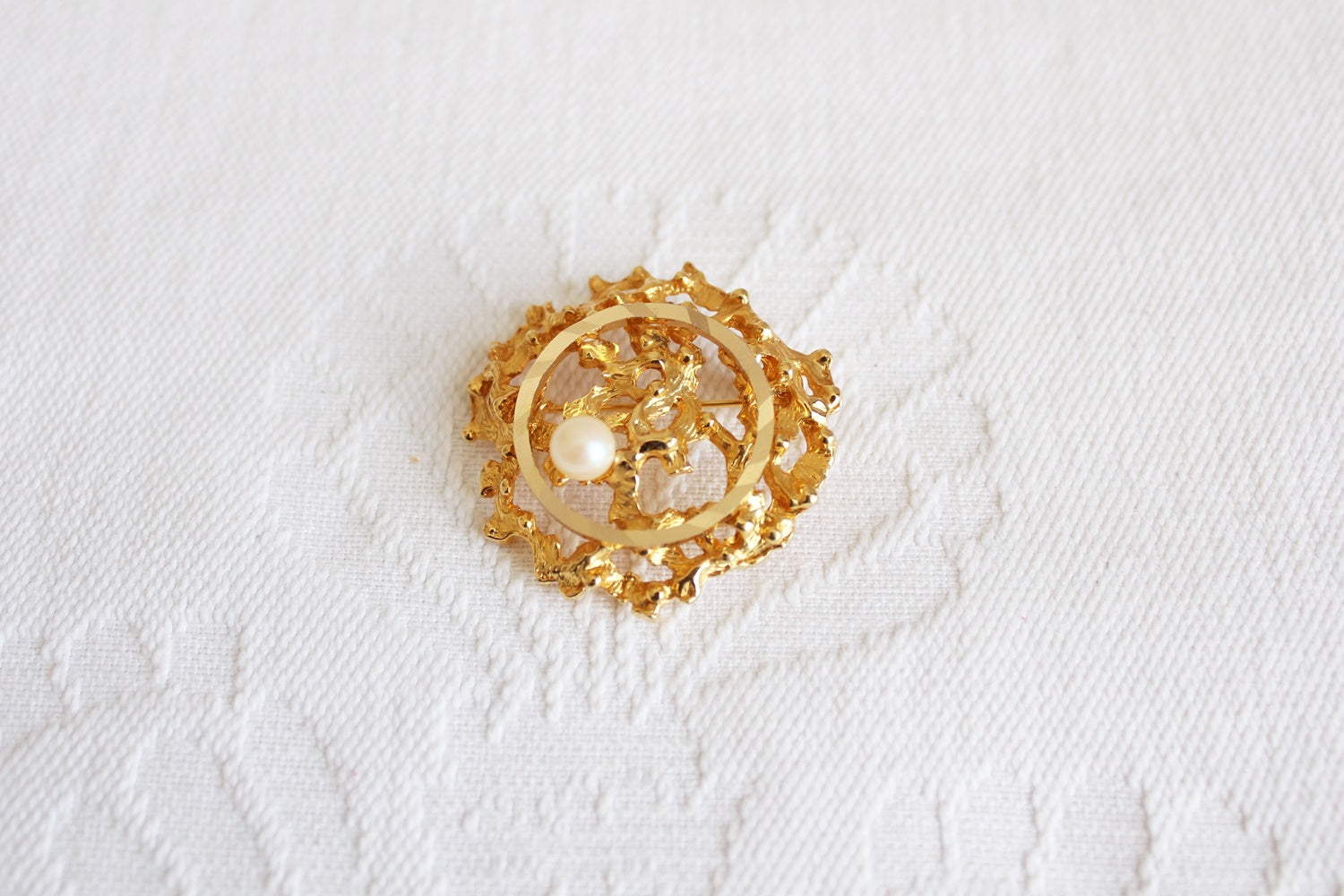 VINTAGE FAUX PEARL ABSTRACT CIRCLE BROOCH