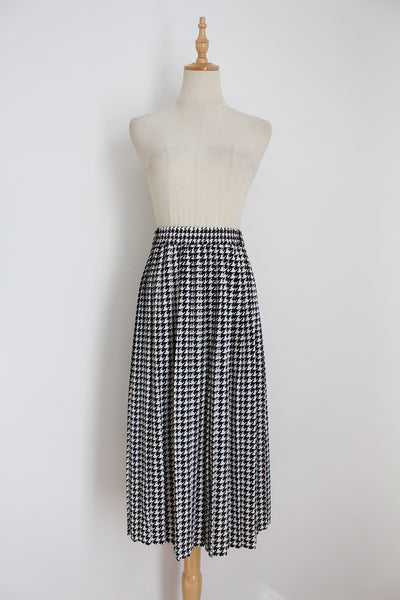VINTAGE PLEATED HOUNDSTOOTH SKIRT - SIZE 22