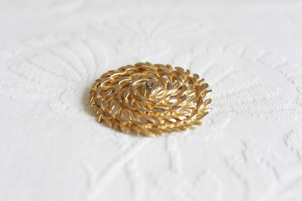 VINTAGE LARGE GOLD TONE TEXTURED CIRCLE BROOCH