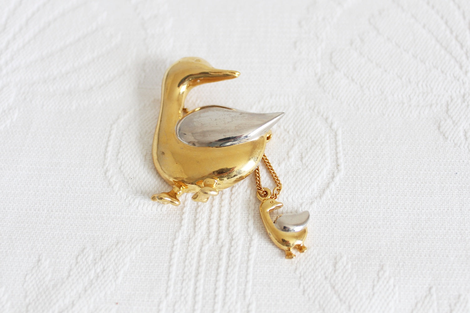 VINTAGE MOTHER DUCK & DUCKLING BROOCH