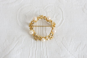 VINTAGE FAUX PEARL BOW WREATH BROOCH
