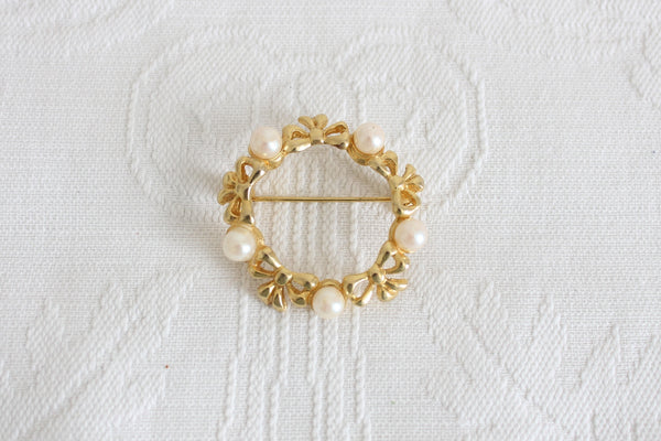 VINTAGE FAUX PEARL BOW WREATH BROOCH