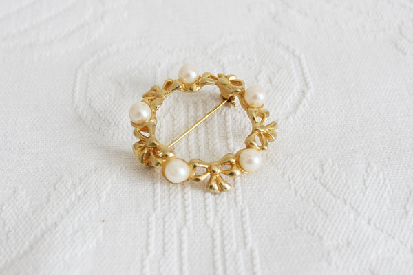 VINTAGE FAUX PEARL BOW WREATH BROOCH