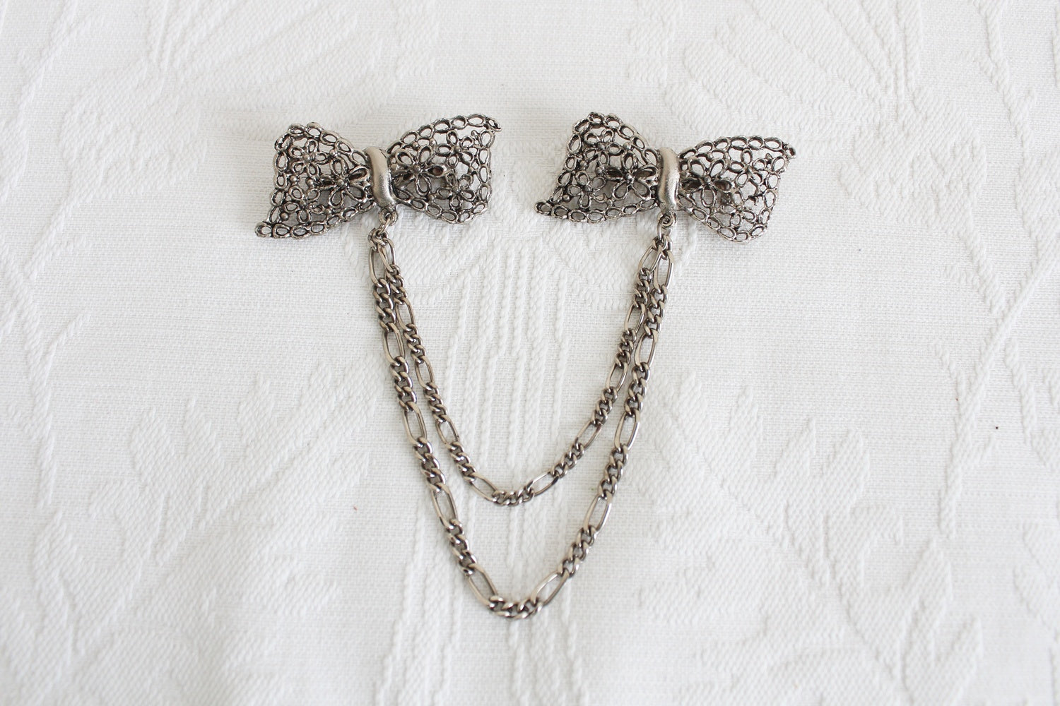 VINTAGE BOW SWEATER GUARD CHAIN BROOCH