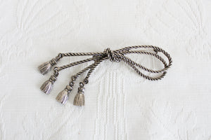 VINTAGE TASSEL KNOT SILVER TONE BROOCH