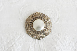 VINTAGE FAUX PEARL FLORAL ROUND BROOCH