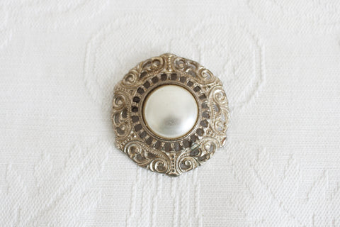 VINTAGE FAUX PEARL FLORAL ROUND BROOCH
