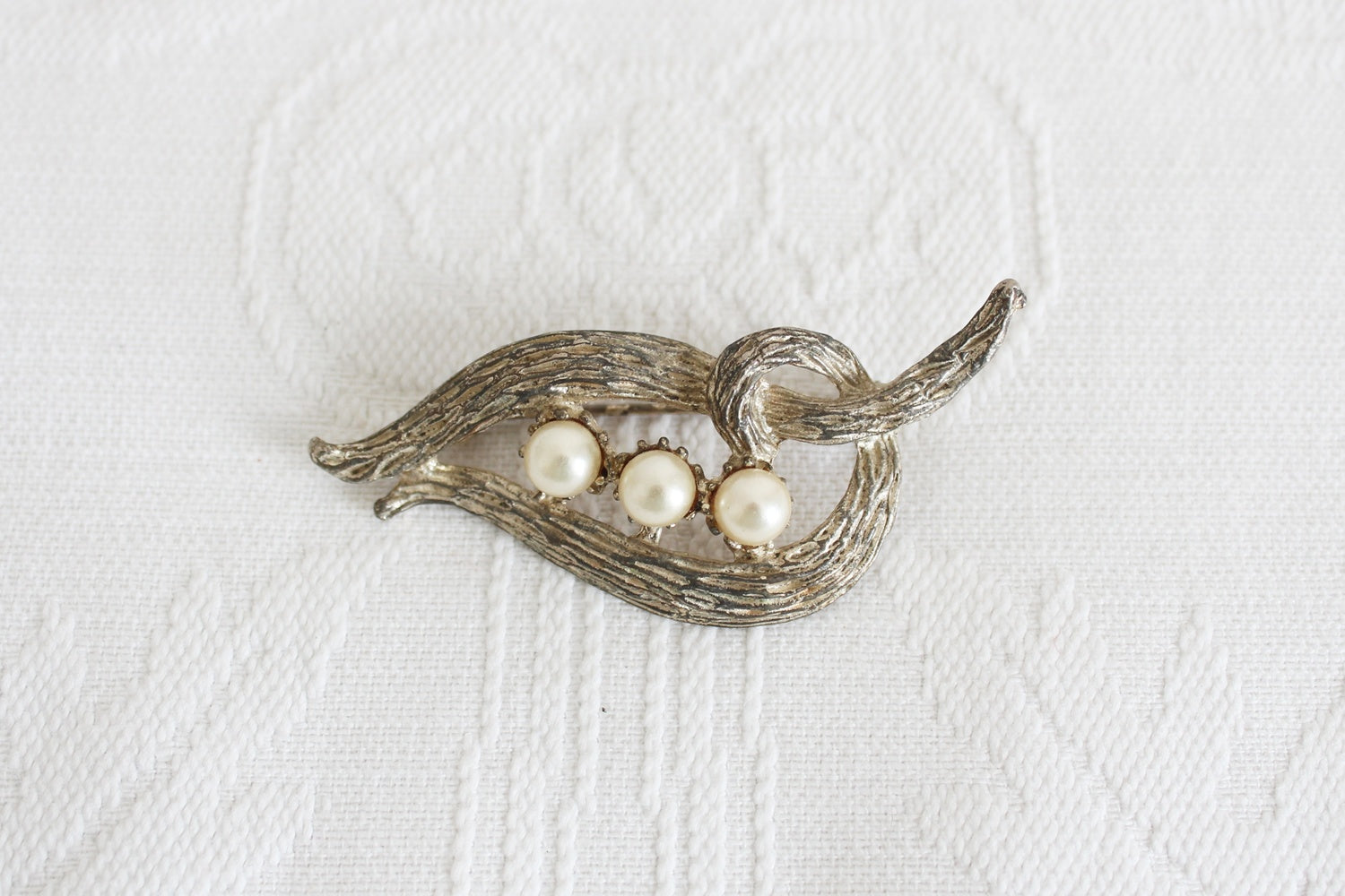 VINTAGE FAUX PEARL LEAF BROOCH