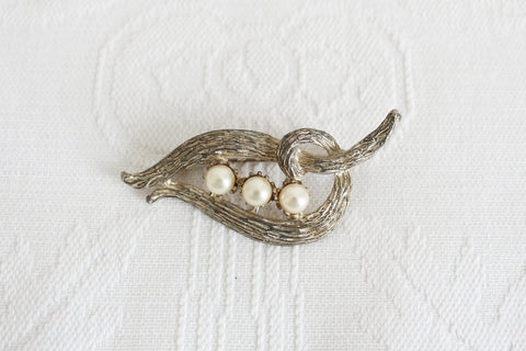 VINTAGE FAUX PEARL LEAF BROOCH