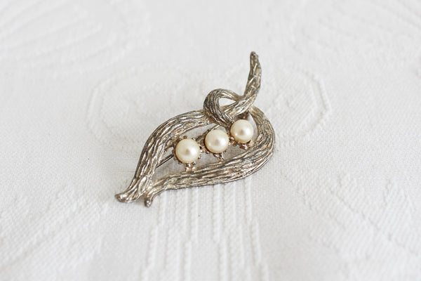 VINTAGE FAUX PEARL LEAF BROOCH