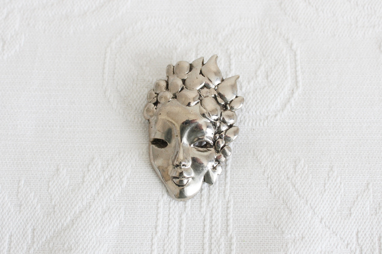 VINTAGE MASK SCARF CLIP
