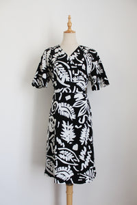 VINTAGE LEAF PRINT WRAP DRESS BLACK WHITE - SIZE 16