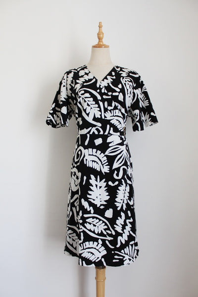 VINTAGE LEAF PRINT WRAP DRESS BLACK WHITE - SIZE 16
