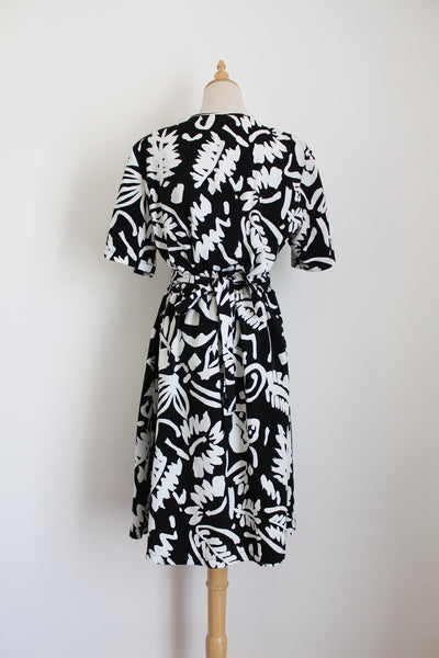 VINTAGE LEAF PRINT WRAP DRESS BLACK WHITE - SIZE 16