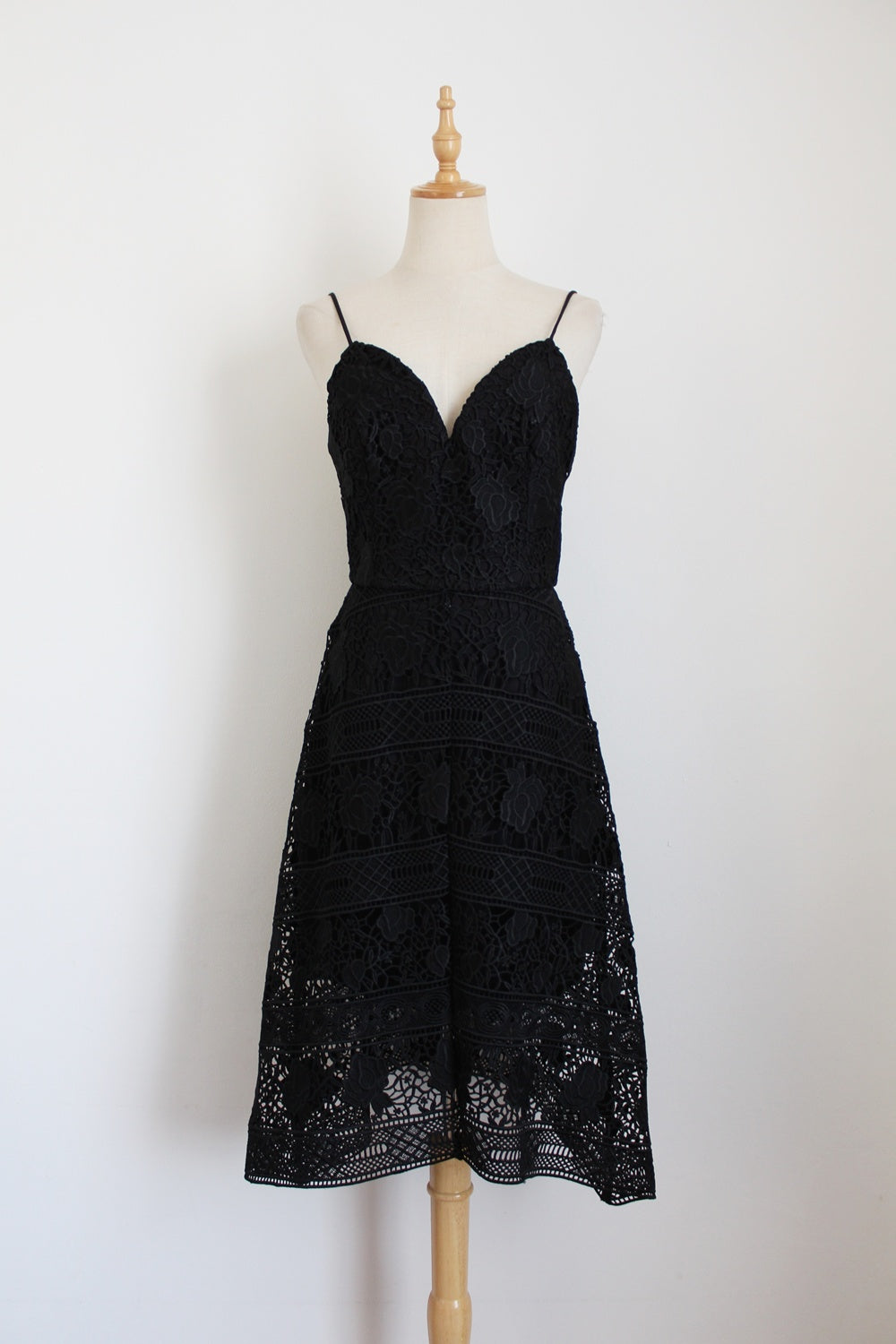 FOREVER NEW LACE OVERLAY DRESS BLACK - SIZE 8