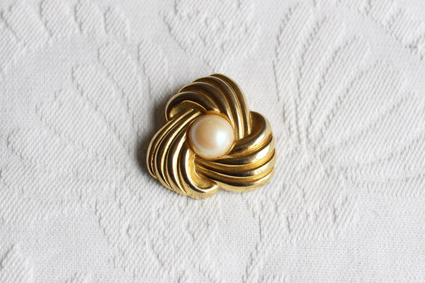 VINTAGE FAUX PEARL GOLD TONE KNOT BROOCH