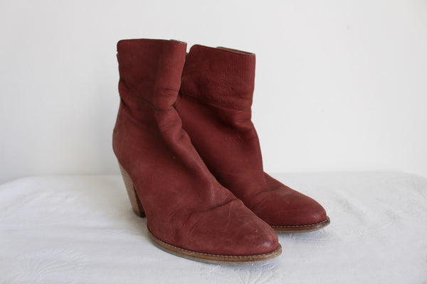 COUNTRY ROAD ANKLE BOOTS BURGANDY - SIZE 7.5
