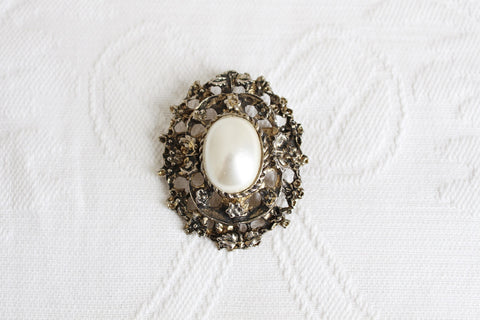 VINTAGE FAUX PEARL DISTRESSED OVAL BROOCH