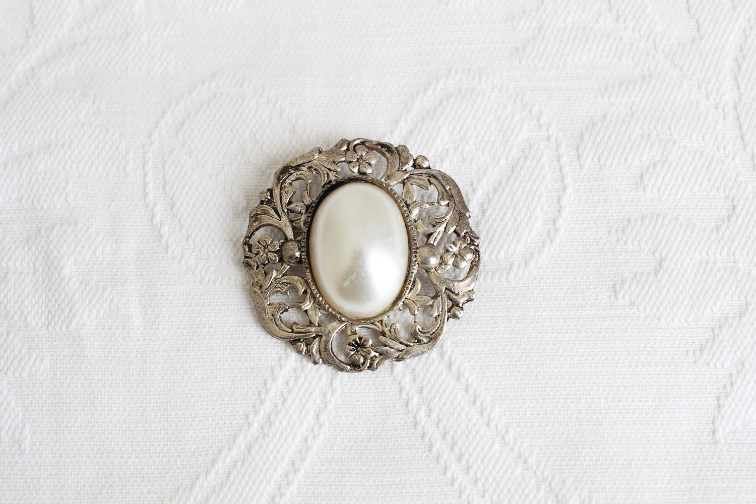 VINTAGE FAUX PEARL WREATH OVAL BROOCH