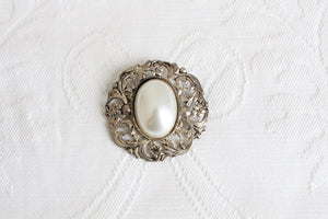 VINTAGE FAUX PEARL WREATH OVAL BROOCH
