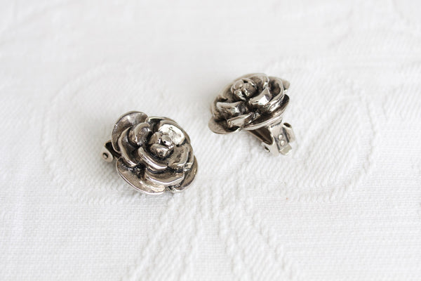 VINTAGE SILVER TONE FLOWER CLIP-ONS