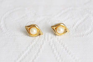 VINTAGE FAUX PEARL GOLD TONE STUDS