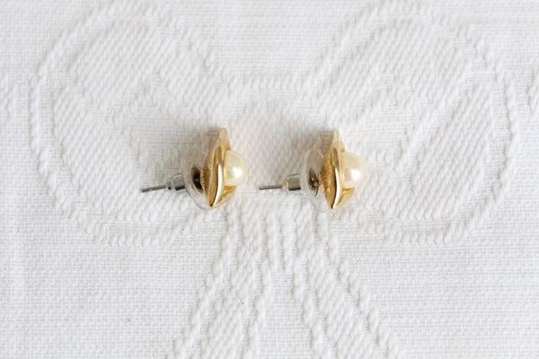 VINTAGE FAUX PEARL GOLD TONE STUDS