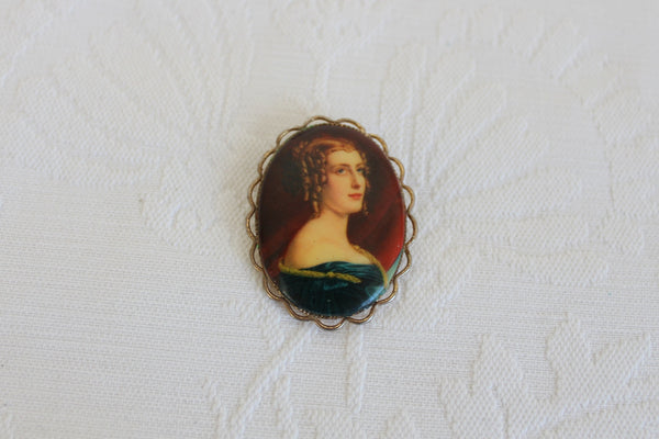 VINTAGE PORTRAIT ACRYLIC BROOCH