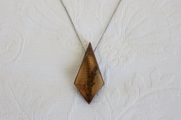 PRESSED FLOWER RESIN NECKLACE