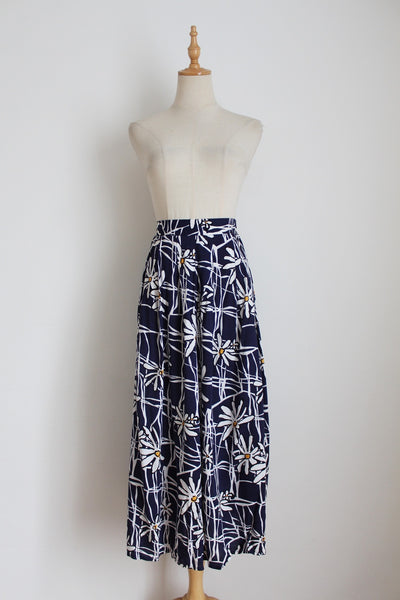 VINTAGE DAISY PRINT NAVY WHITE SKIRT - SIZE 6