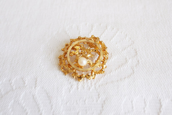 VINTAGE FAUX PEARL ABSTRACT CIRCLE BROOCH