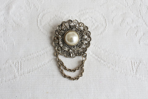 VINTAGE FAUX PEARL CHAIN SILVER TONE BROOCH