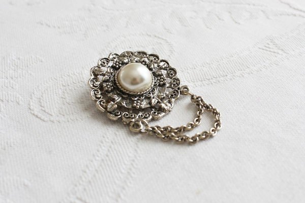 VINTAGE FAUX PEARL CHAIN SILVER TONE BROOCH