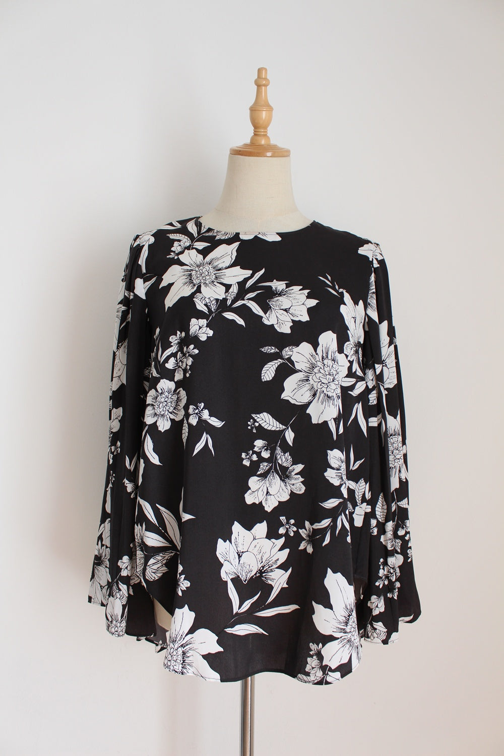 WITCHERY FLARED SLEEVE FLORAL BLOUSE - SIZE 6/8