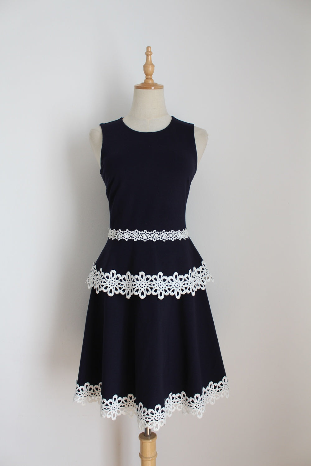 FOREVER NEW LACE COCKTAIL DRESS NAVY - SIZE 6