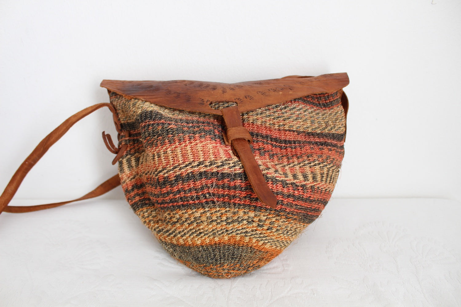 VINTAGE STRAW LEATHER SLING BAG
