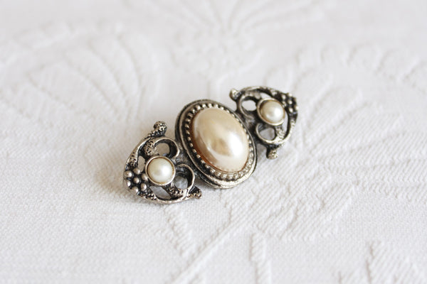 VINTAGE FAUX PEARL SILVER TONE COSTUME BROOCH