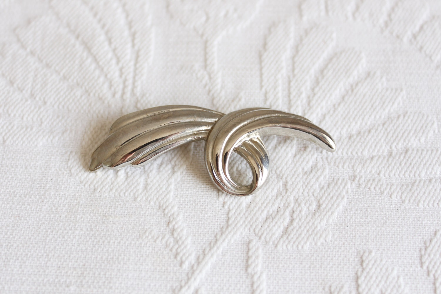 VINTAGE SILVER TONE ABSTRACT LOOP BROOCH